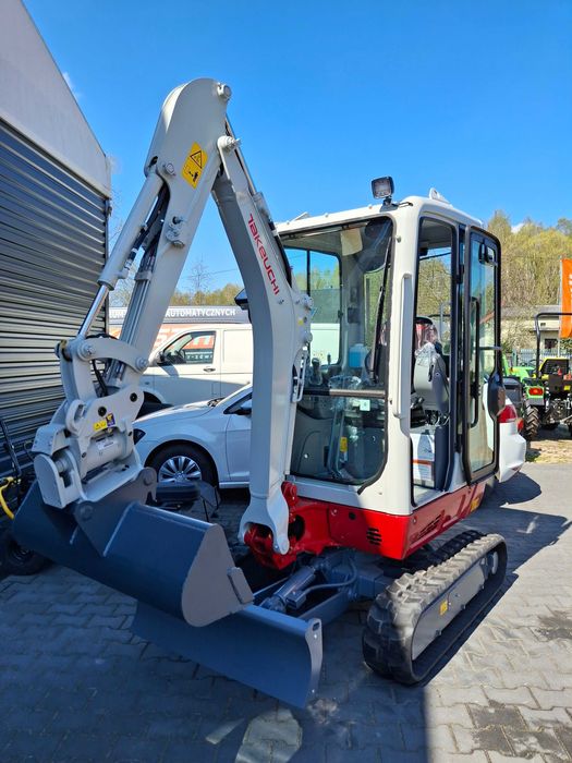 Minikoparka Takeuchi TB216 V4 gąsienicowa – 1,8 t  POWERTILT  w zestawie z przyczepką ciężarową IFOR WILLIAMA GH94BT 2700kg ładowność