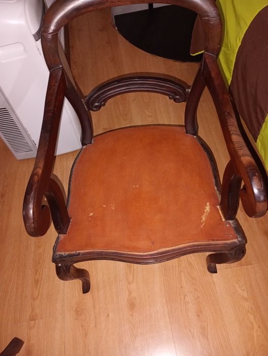 Cadeira de madeira com braços