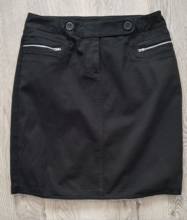 Czarna spódnica wykończona metalowymi kuleczkami