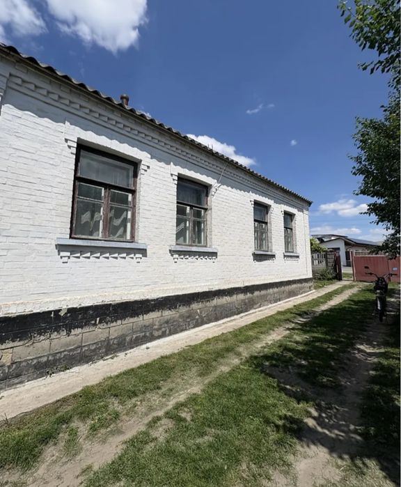 Продається цегляний будинок у центрі смт Рокитне