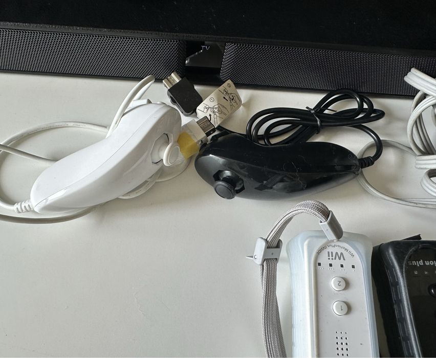 Nintendo Wii com dois comandos