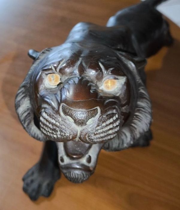 Продам большую японскую бронзовую скульптуру тигра