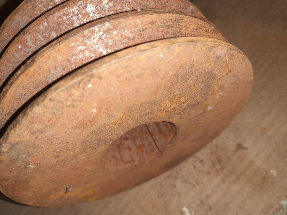 Шків крупний,трьохканальний розміри на фото.