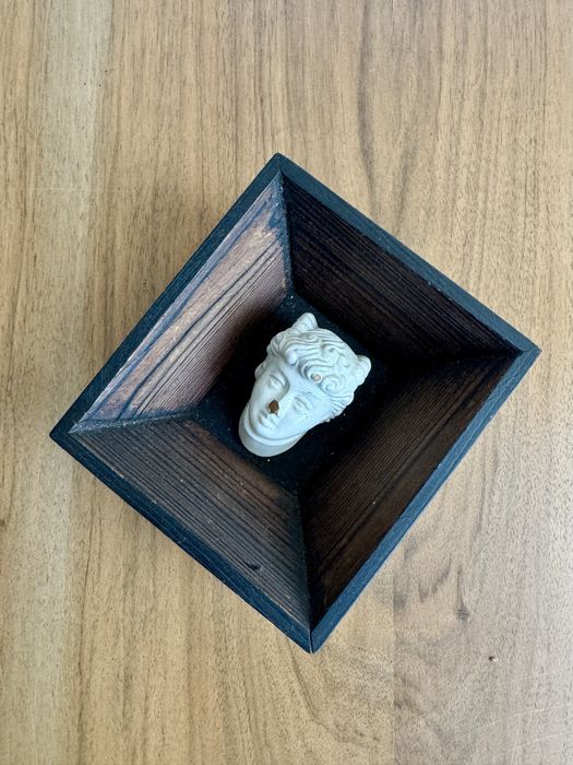 Głowa wawelska obraz rzeźba gipsowa głowa królowa król PRL