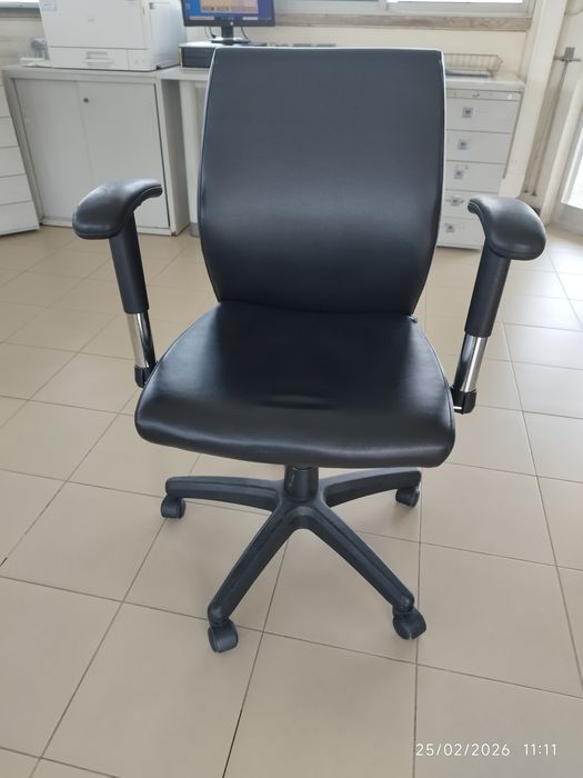 Secretária como nova com pouco uso e 1 cadeira também como nova.