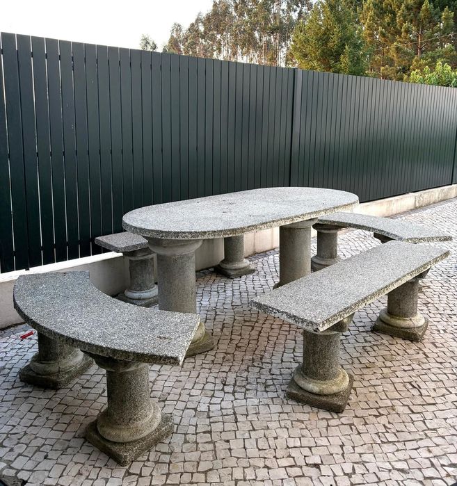 Mesa e bancos de jardim