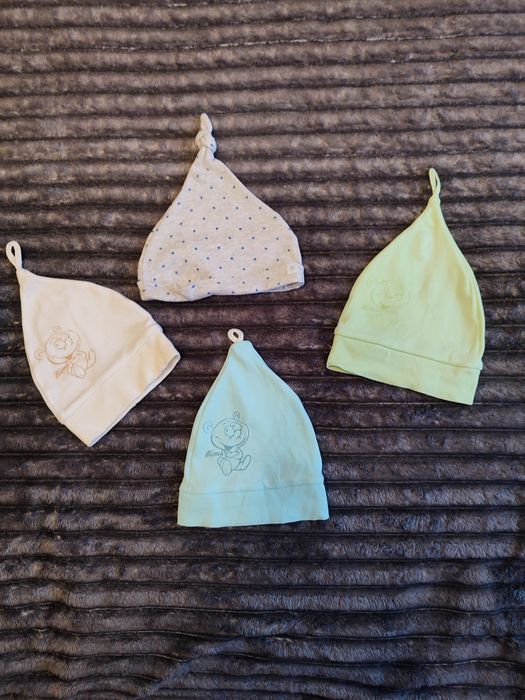 Шапочки , царапкі, кофточкі.