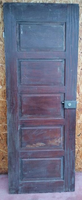 200 portas antigas, nenhuma com aro ou aduela, desde os 20 euros