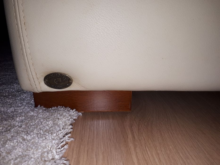 Sofá de 2 lugares em pele creme