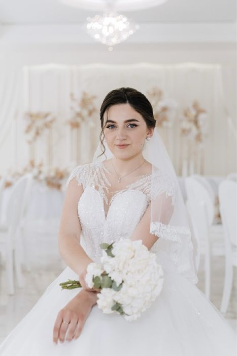 Весільна сукня.