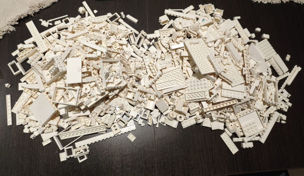 1368 sztuk klocków LEGO w kolorze białym