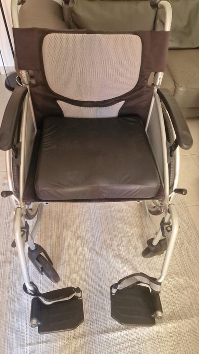 Cadeira de Rodas Airrex comprada em Londres Usada .