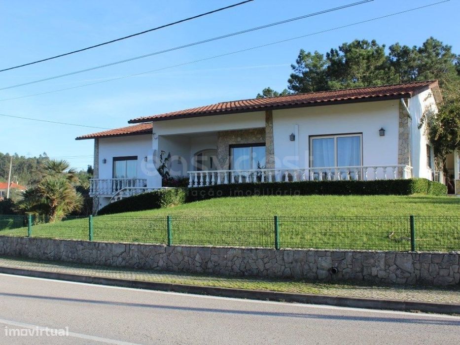 Moradia Individual T3, de dois pisos, com piscina e jardim