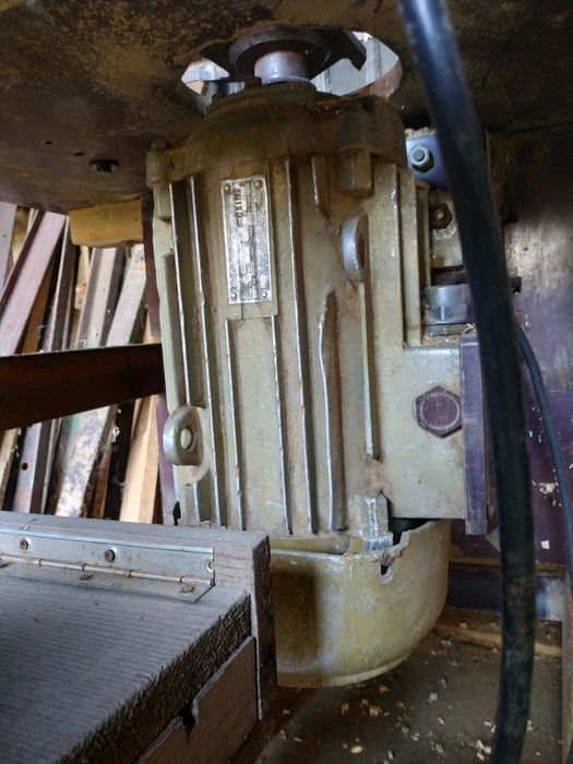 Фрезерний станок по дереву