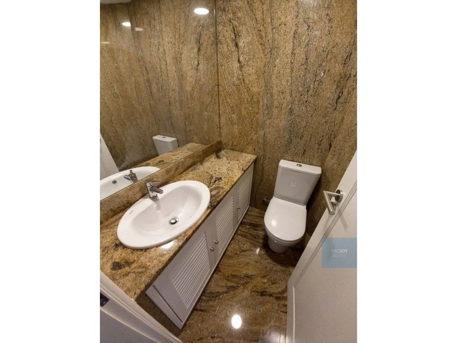 Apartamento T4 + 1 na Rua Oliveira Monteiro