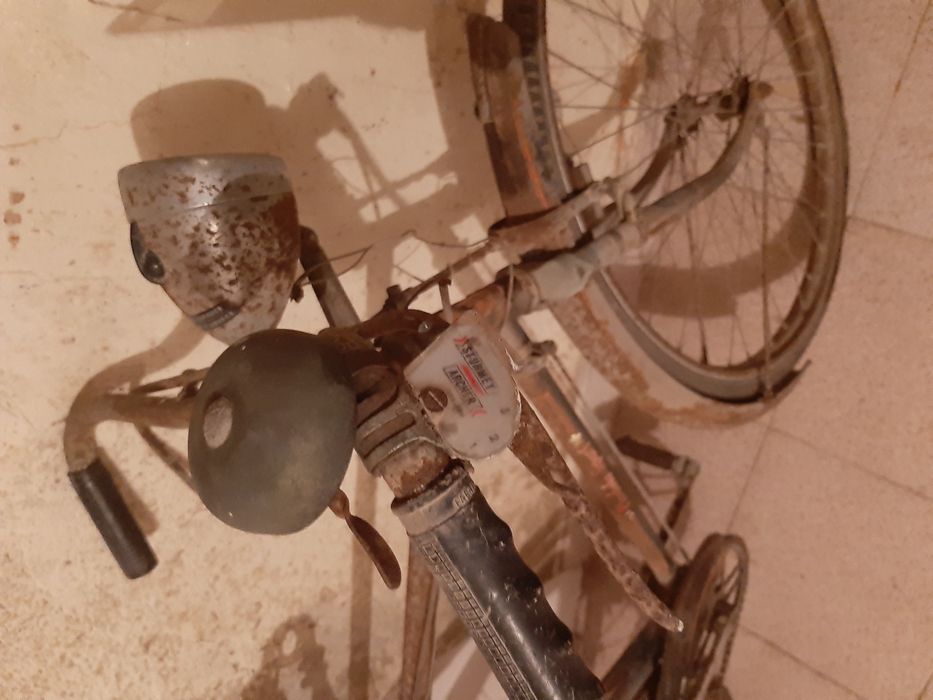 Bicicleta muito antiga para restaurar