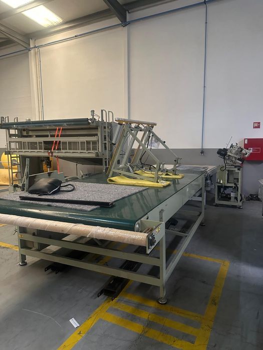 Maquina de fechar colchões