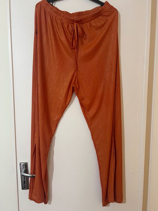 Calça Pantalona tecido leve e fino.