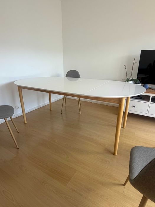 Mesa de jantar redonda extensível + 4 cadeiras