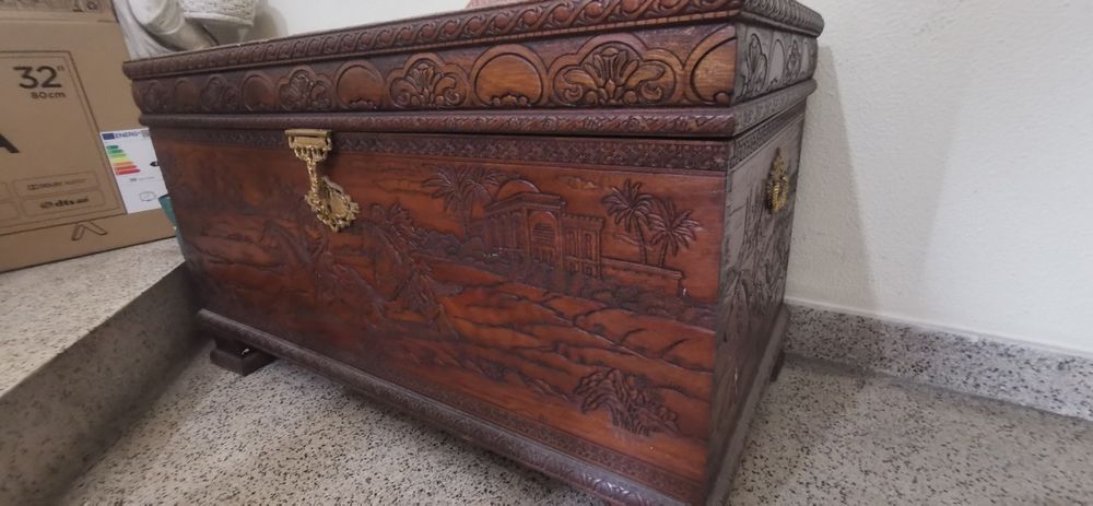 Baú de madeira trabalhada