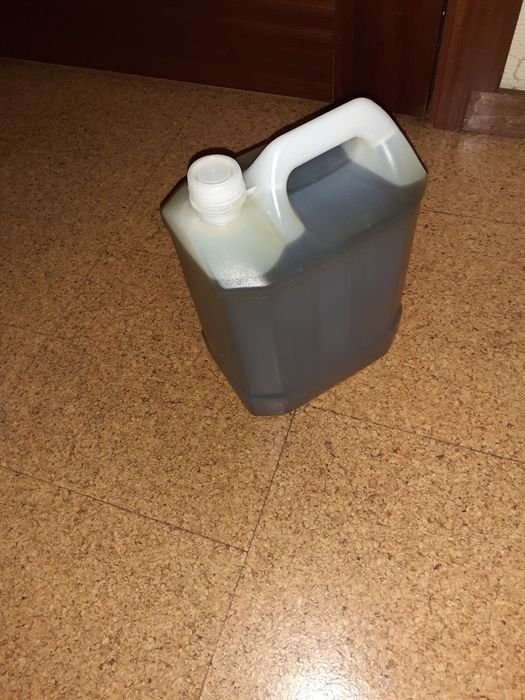 Vende-se Azeite.  Bom  preço.