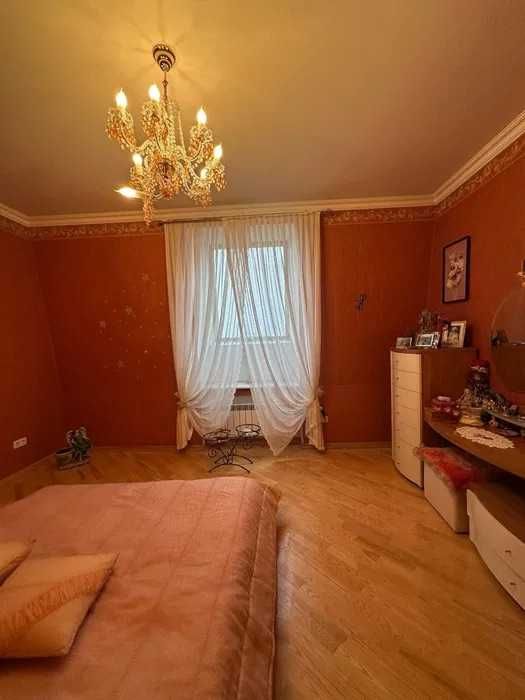 Квартира в центрі Луцька 210кв м