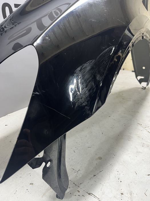 Ліве крило Tesla Model Y