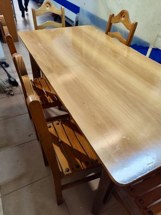 Conjunto mesa em Pinho com seis cadeiras