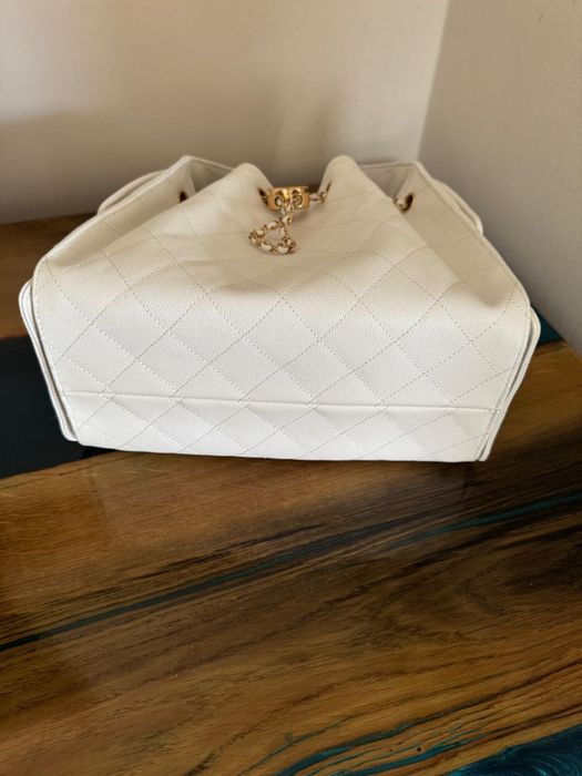 Biala torebka Chanel 25