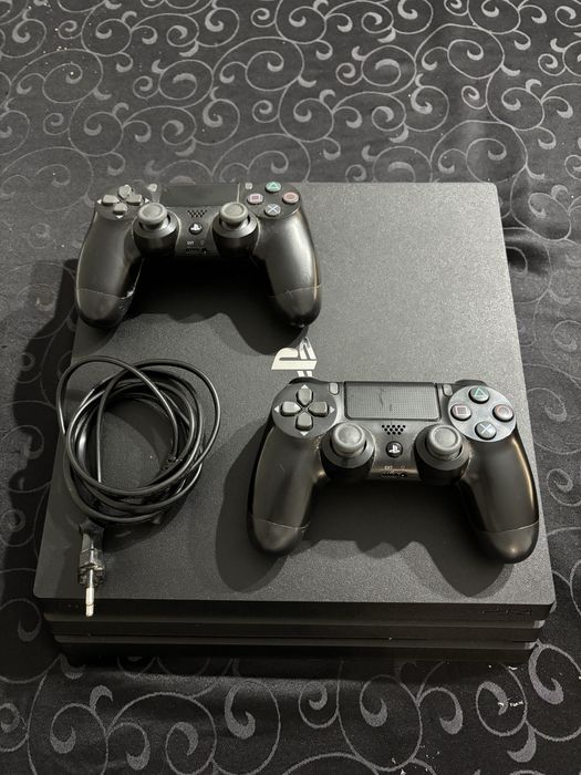 Ps4 PRO 1T, 2 comandos, 5 jogos
