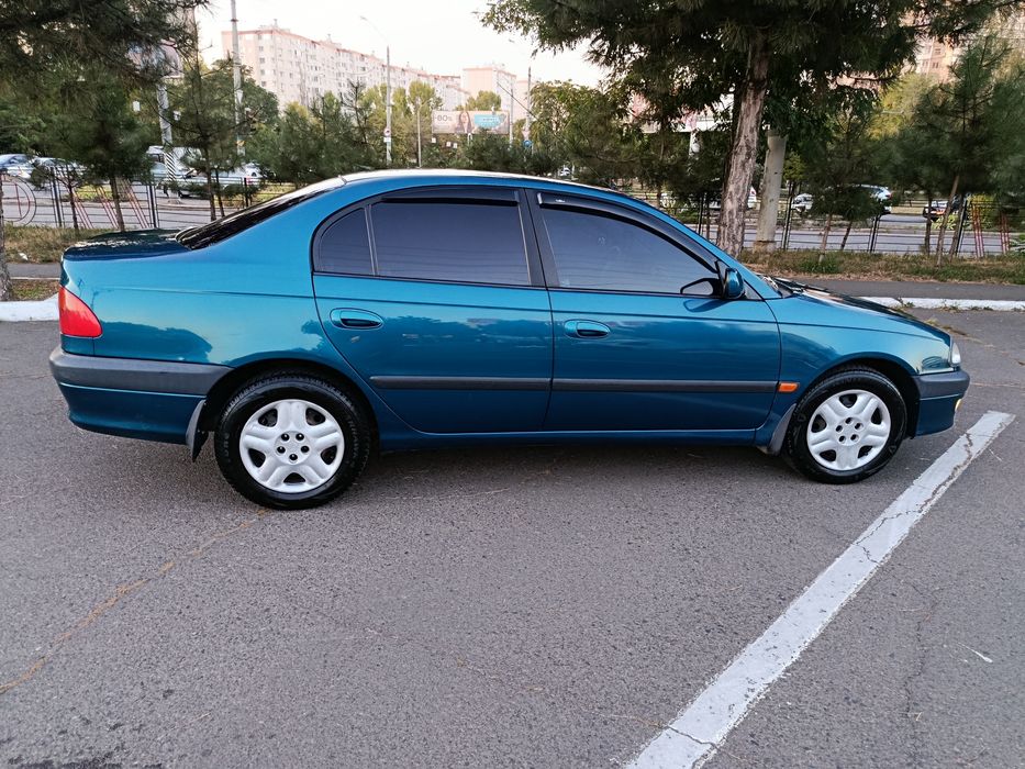 Продам машину Тайота Авенсис