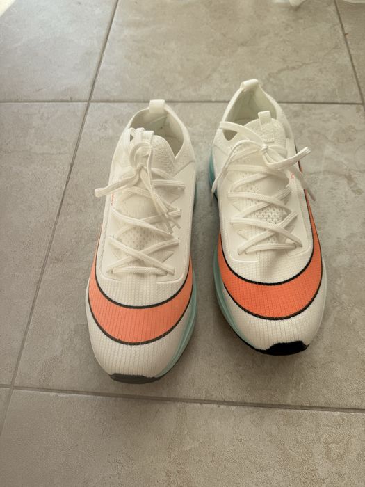 Бігові кросівки