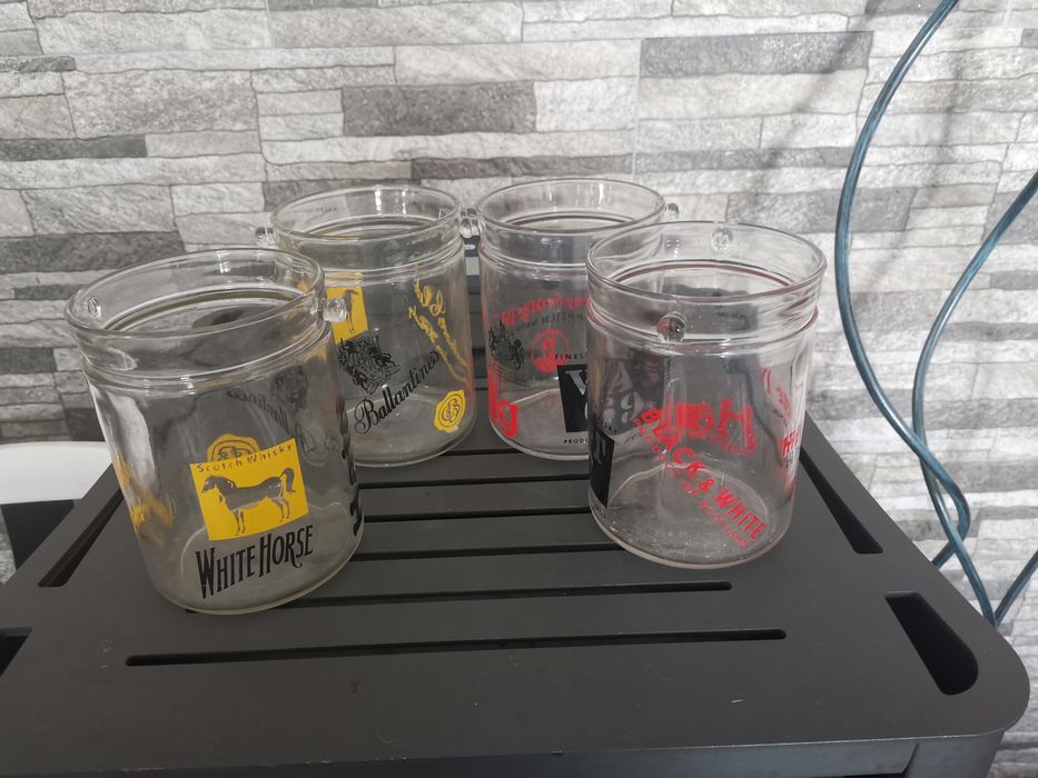 Baldes novos de gelo