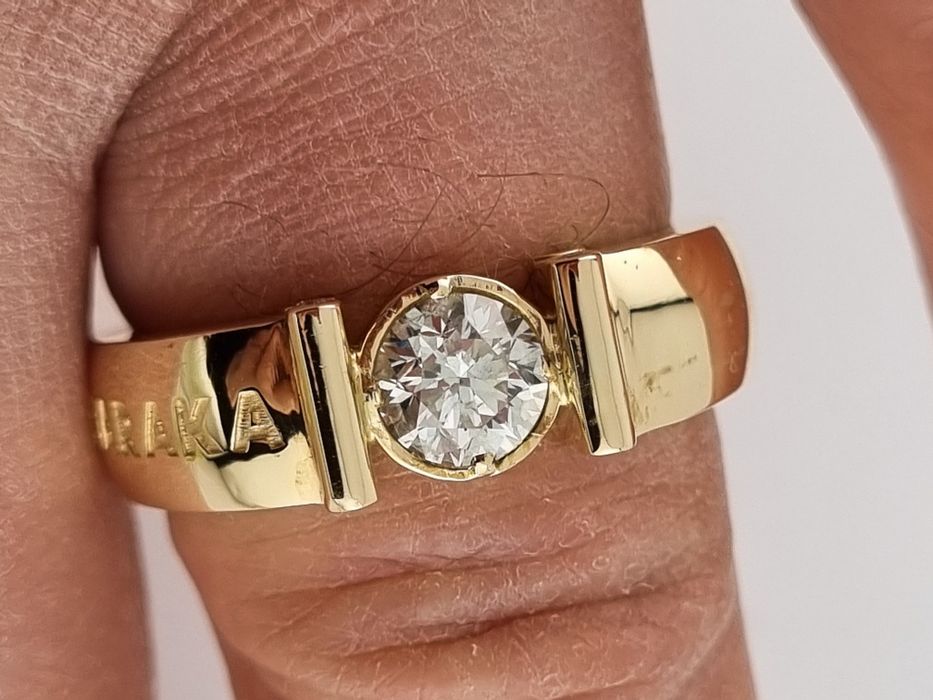 Золотое кольцо с бриллиантом