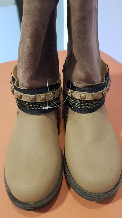 Botas com aplicaçoes