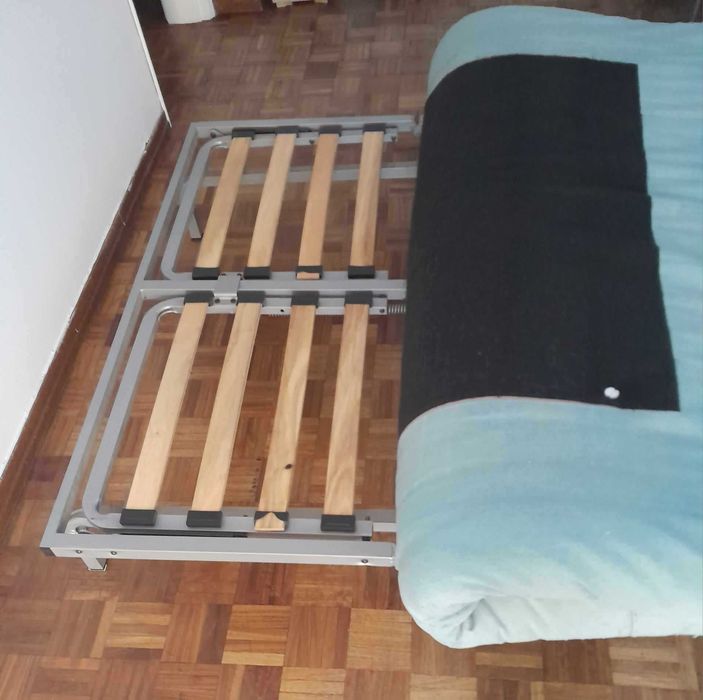 Sofá-cama 3 lugares com cabeçeira elevatória em modo Cama - Bom Estado