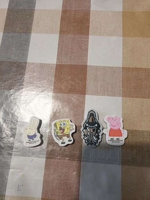 4 borrachas pequenas com desenhos ( Portes grátis)