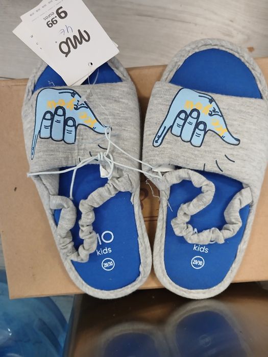 Vários pares de chinelos