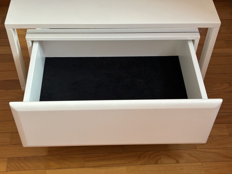 Cómoda e mesa de cabeceira em madeira maciça lacada a branco