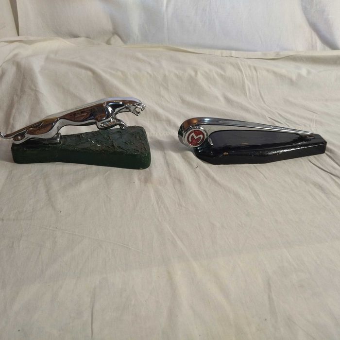 Ретро гребні на капоти "Ягуар" та "Москвич"