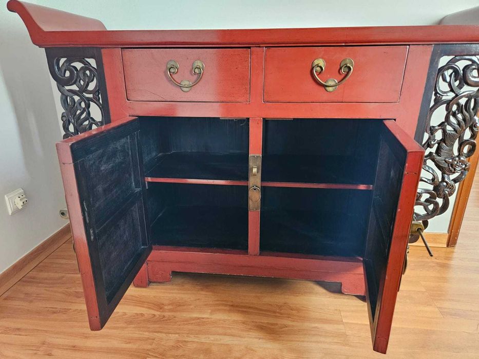 Cómoda/ aparador com detalhes esculpidos .