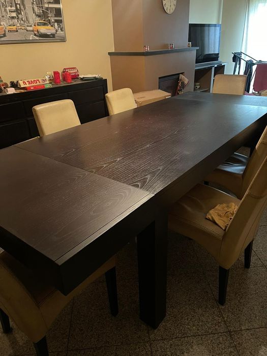 Mesa de jantar e aparador em madeira escura maciça