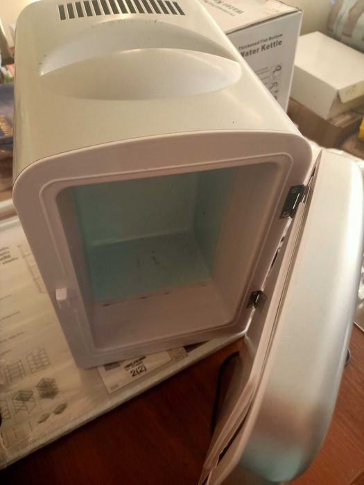 Холодильник малий для косметики