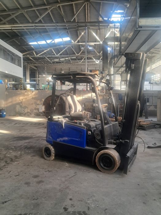 Empilhador doosan 2.5t