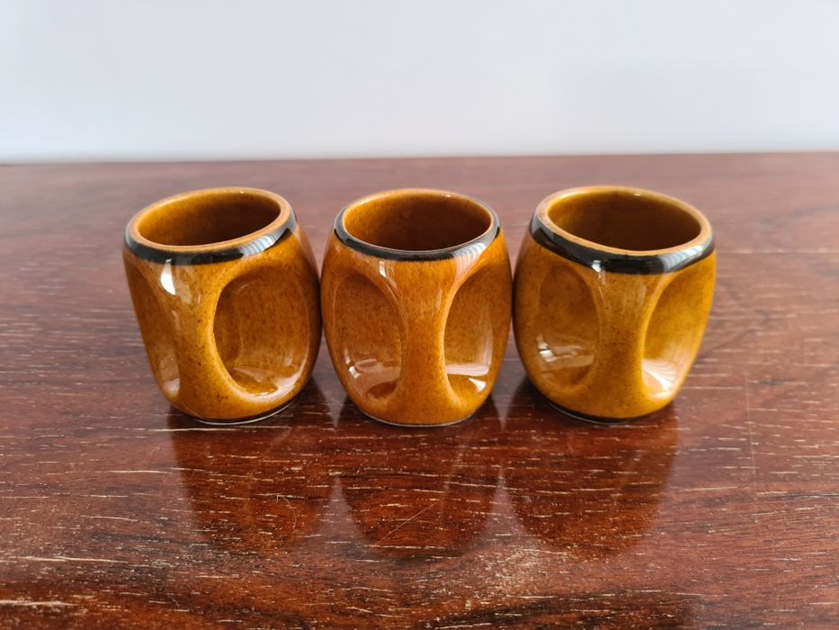 Garrafa e canecas cerâmica vidrada