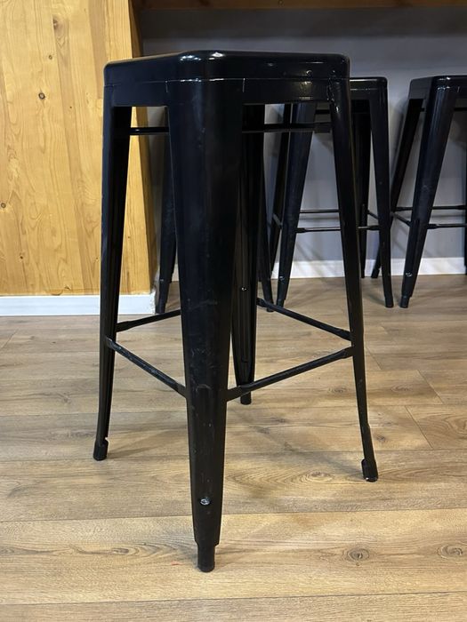 Bancos altos pretos metal