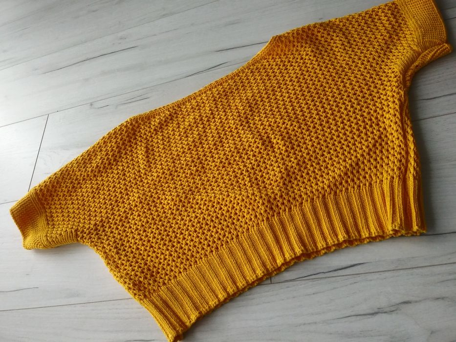 Zolty sweterek, włoskiej produkcji