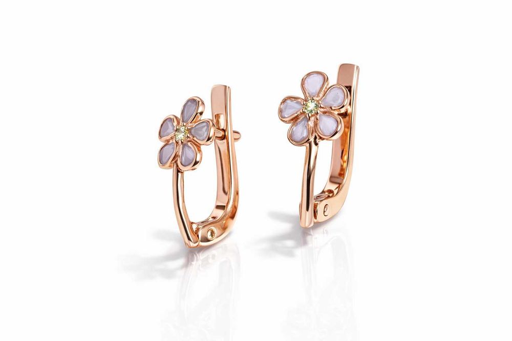 Детские золотые серьги с хризолитом и белой перламутровой эмалью