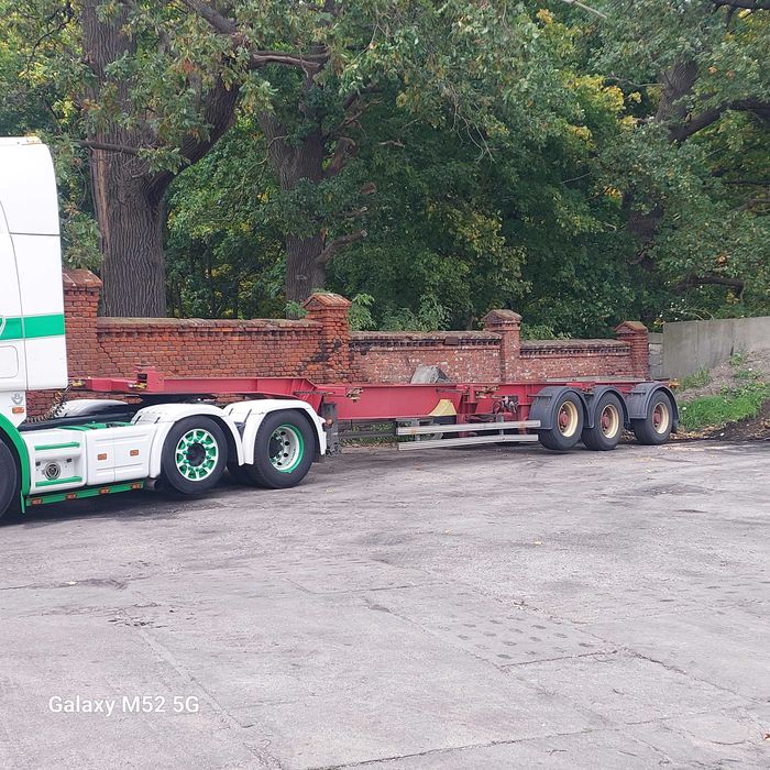 Naczepa pod kontenery morskie