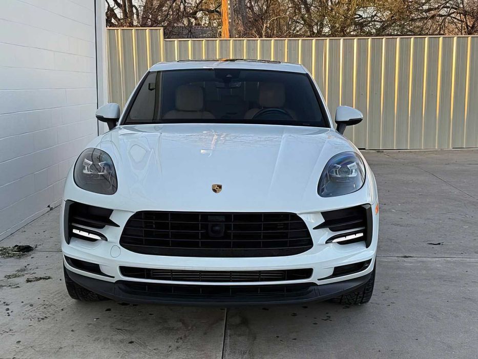 Porsche Macan      2021